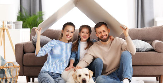 Familia segura y con mascota en casa