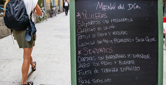 Persona caminando junto a restaurant en Madrid