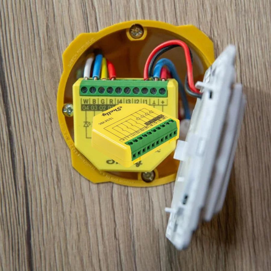 Shelly Plus RGBW PM instalado con tira LED inteligente en salón domótica