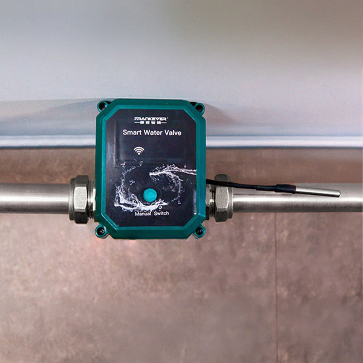 Válvula FrankEver DN15 instalada con sensor de temperatura DS18B20 para prevención de heladas