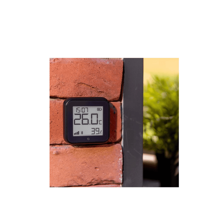 Shelly H&T Gen3 negro instalado en pared control clima