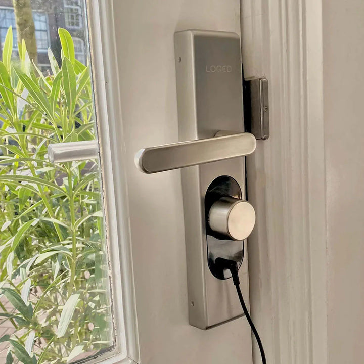 LOQED Power Kit cargando directamente sin retirar la tapa de la cerradura
