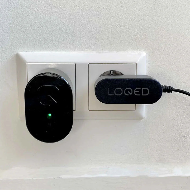 LOQED Power Kit cargando las pilas AA recargables con cable USB