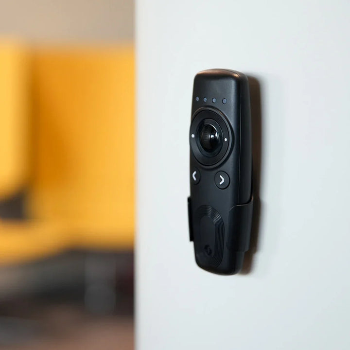 Mando BLU Remote Control ZB negro en uso para subir y bajar las persianas