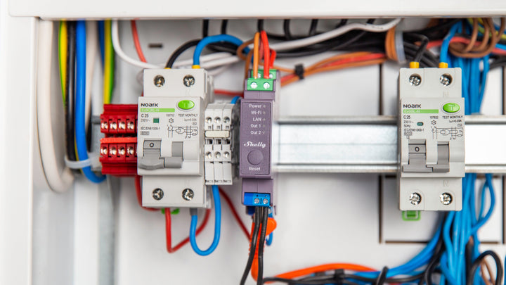 Shelly Pro 2 instalado en un cuadro eléctrico profesional en carril DIN