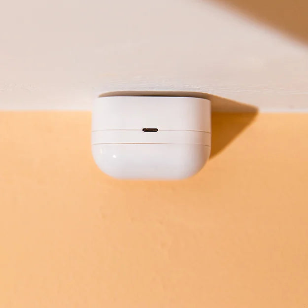 Detector Shelly BLU Motion colocado en la pared de una vivienda