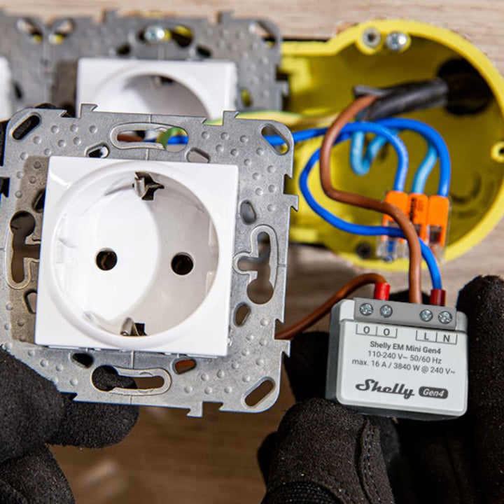 Instalación del Shelly EM Mini Gen4 en caja de mecanismo con enchufe y conectores rápidos