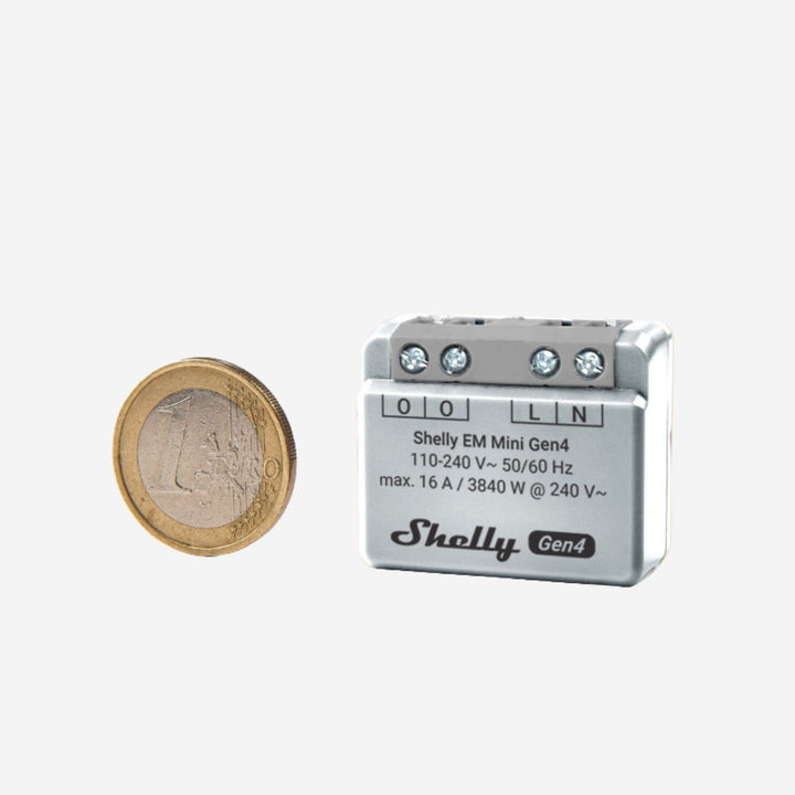 Tamaño del Shelly EM Mini Gen4 comparado con una moneda de un euro: 29 x 34 x 16 mm