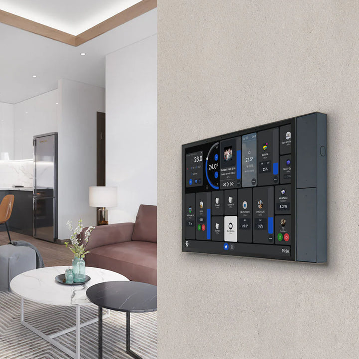 Shelly Wall Display XL Plateado instalado en pared hogar inteligente