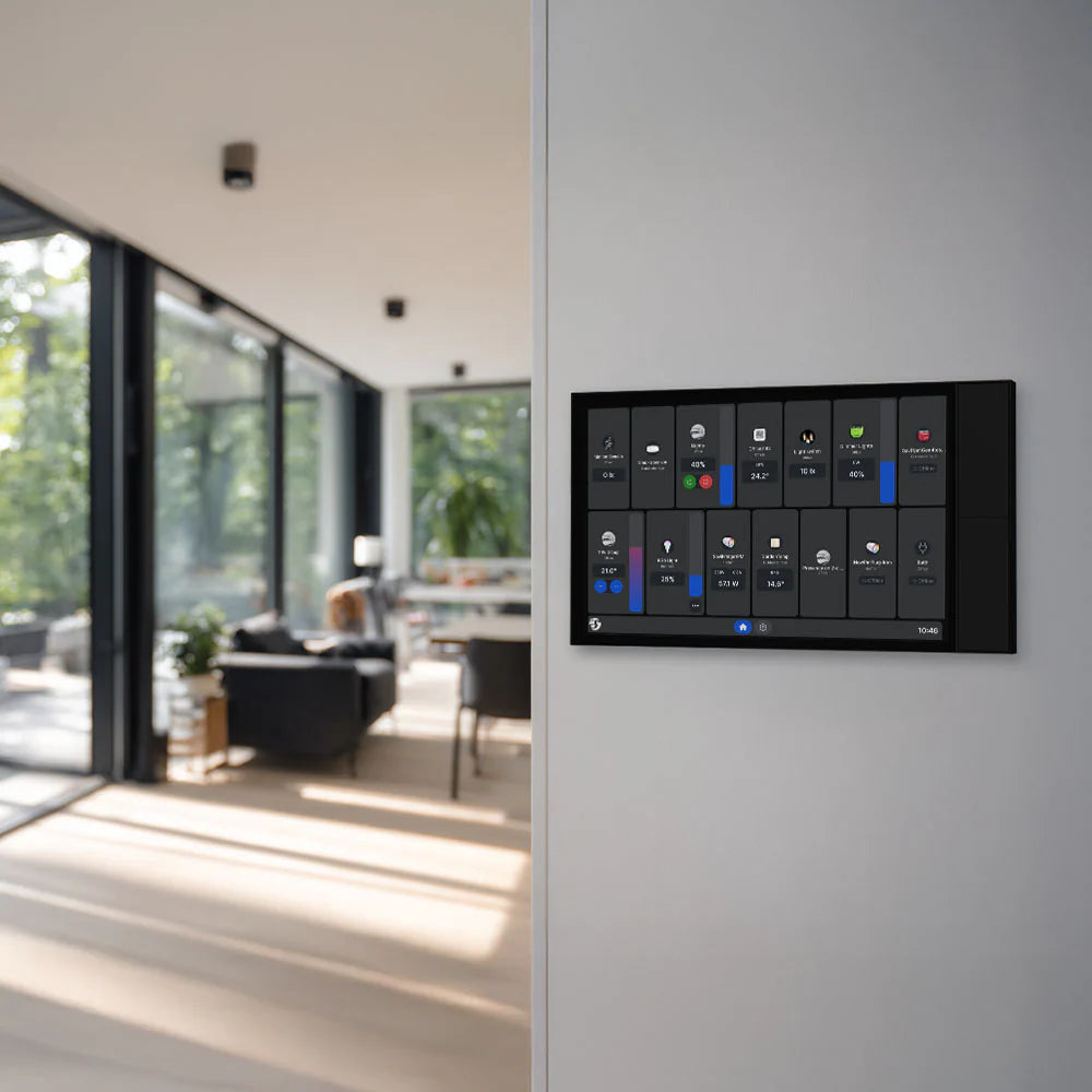 Shelly Wall Display XL Negro instalado salón oficina inteligente