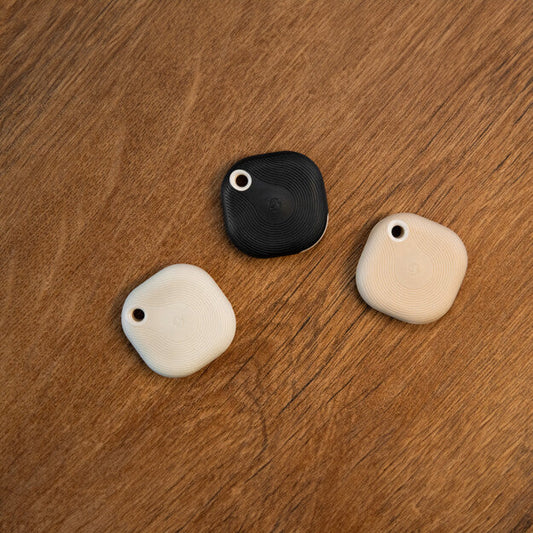 Shelly BLU Button Tough 1 — Tres colores disponibles: Negro, Moca y Marfil